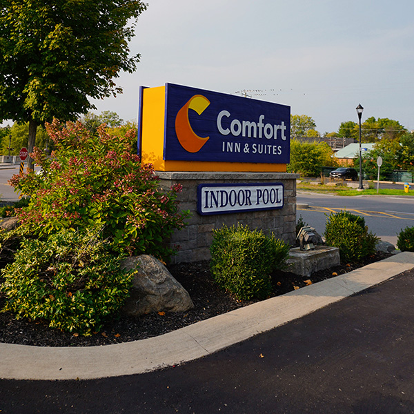 The Comfort Inn and Suites welcome sign reading "Indoor Pool"