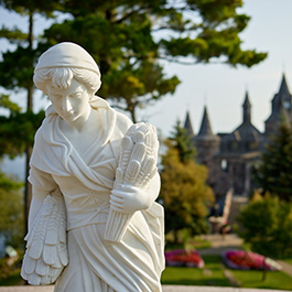 A statue in front of Boldt Castle